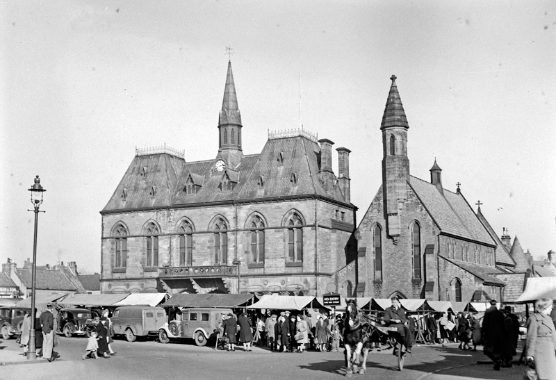 <h2>TOWN HALL AND ST ANNE’S ON MARKET DAY.</h2><p class='caption'>Beamish The Living Museum of the North – People’s Collection</p>